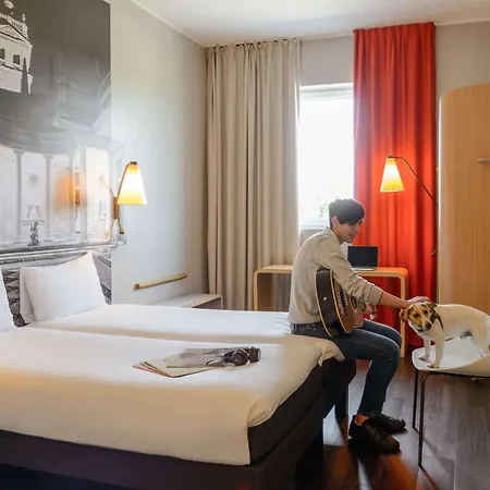 Hotel Ibis Milano Fiera 4*